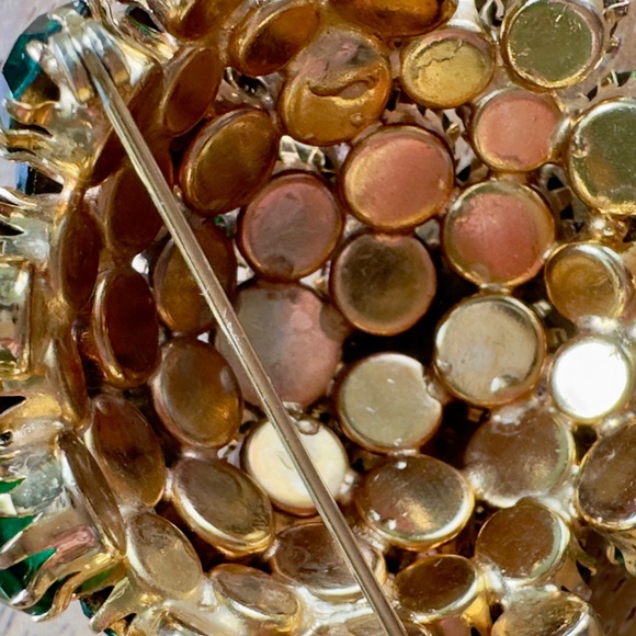 Vintage Holiday  Domed Green Rhinestone Round Brooch Pin💚 - Picture 6 of 8